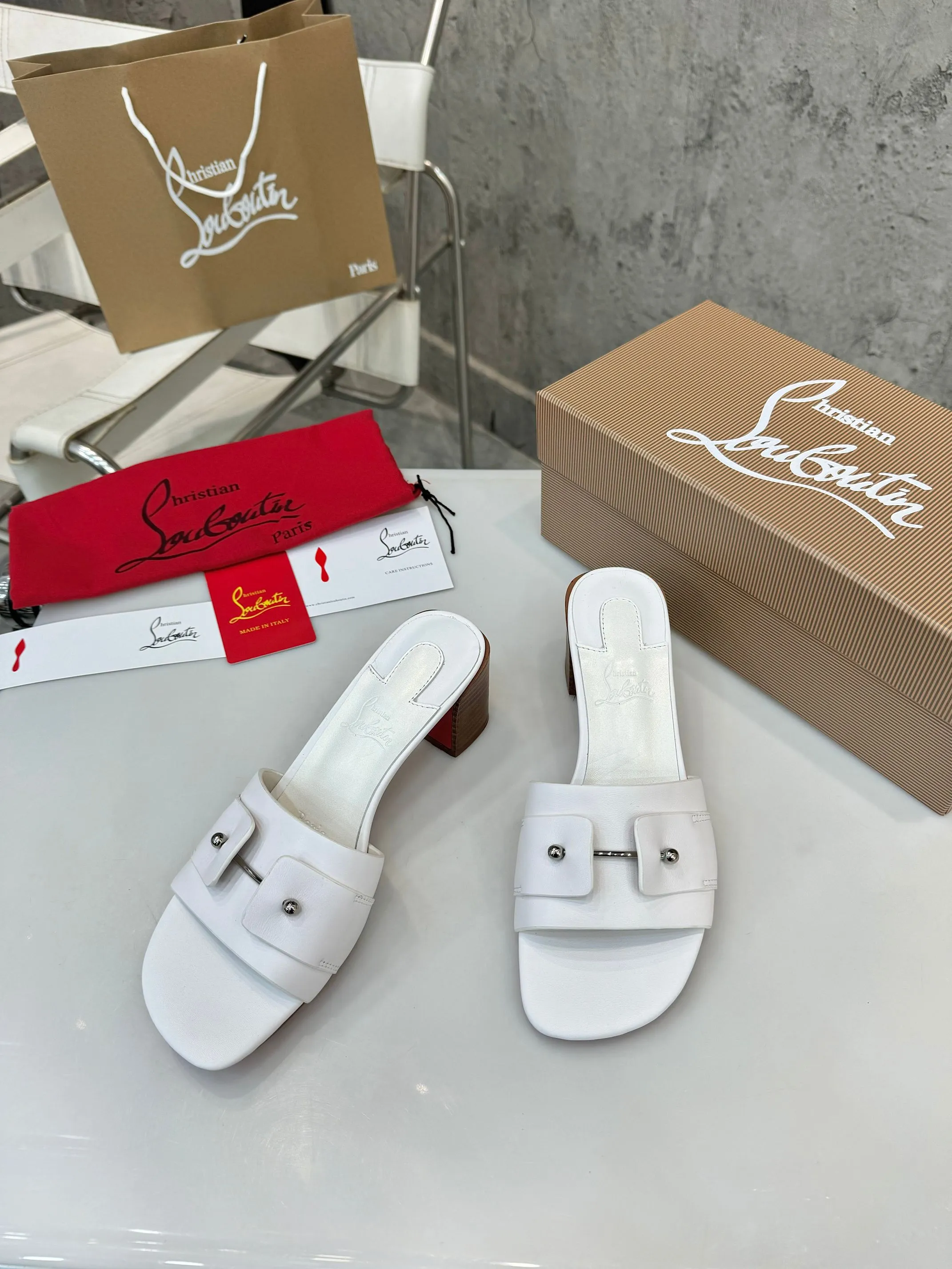 👟👟Ex-factory price 420👟👟 Genuine leather base +40 Top version Purchasing level ⚡③ colors to choose from. Christian Louboutin (CL) logo design is launched this year. The latest catwalk style of red-soled shoes 💥abbreviated as CL. This year's T-stage catwalk style of red-soled shoes👠 has a fresh and refreshing feel, and is perfect on the feet. 💃elegant and crystal clear. All accessories, materials and patterns are all customized at the original 1:1, zero distance from the original version. 1⃣ Upper: cowhide + unique logo 2⃣ Inner: sheepskin 3⃣Outsole: Original one-to-one molded genuine leather rubber non-slip two-color label outsole 4⃣🔺Original packaging 5⃣Number of yards: 35-42 (refundable or exchangeable if ordering 42)